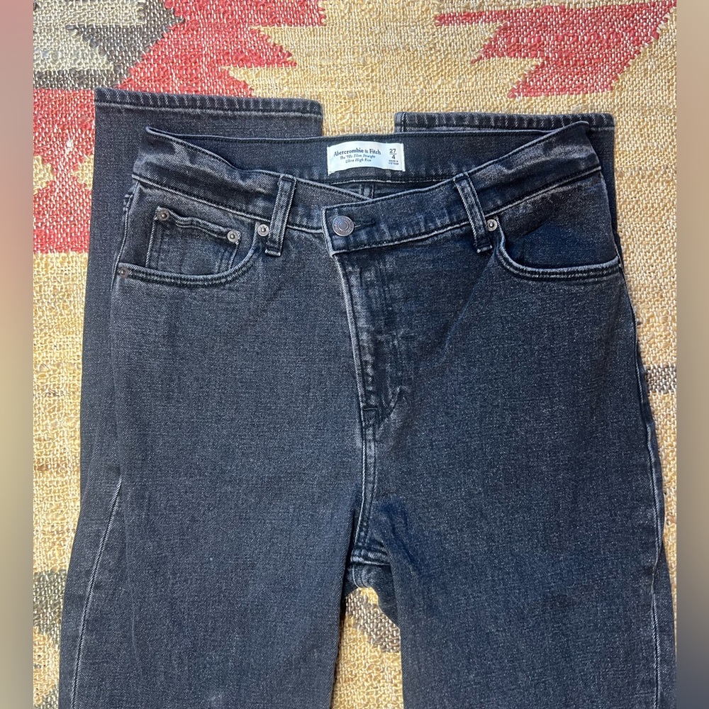 Abercrombie “The 90’s slim straight Ultra High Rise”